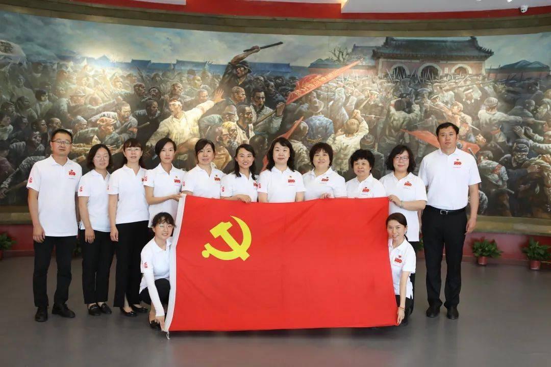 四船同框！沪东中华全球首制船一艘命名一艘出坞